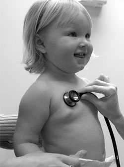 Niña pequeña siendo examinada por doctor